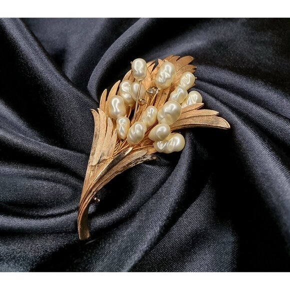 Rare Find Vintage 1950s-1960s Gold-Tone Brooch With Faux Pearl & Rhinestone Flor - Picture 2 of 6
